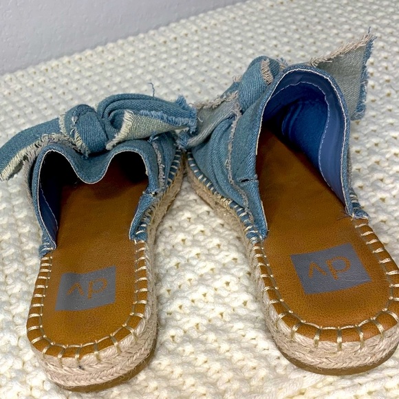 DOLCE VITA Chambray Slides - Picture 11 of 11